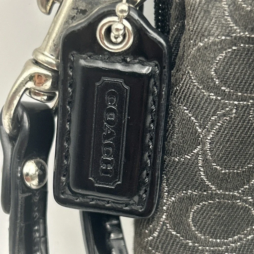 Coach Signature C Black Patent Trim Wristlet‎ Purple Lining Card Slots